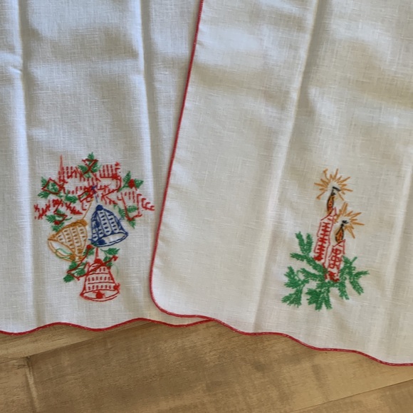 Set of 2 Handmade Christmas Decorative Towels and 4 Napkins - Picture 8 of 9